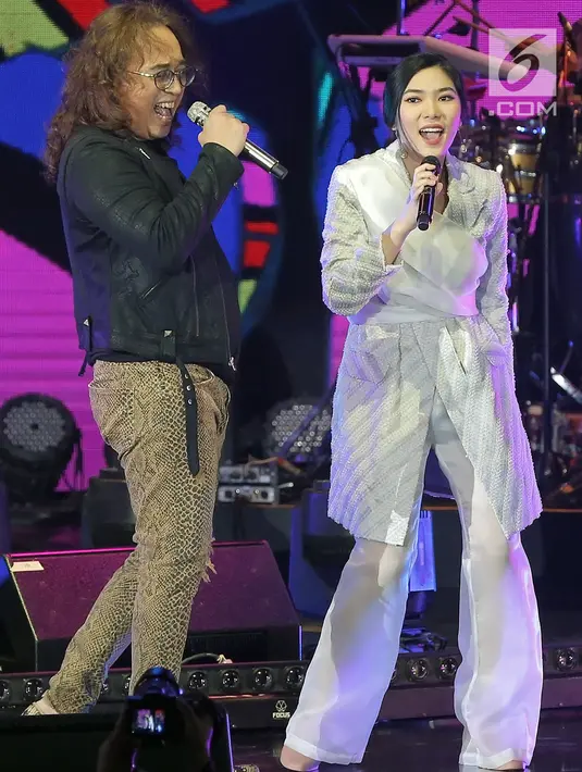 Grup band KLa Project tampil berkolaborasi dengan Isyana Sarasvati dalam konser bertajuk Karunia Semesta di JCC Plennary Hall, Jakarta Pusat, Rabu (5/12). Konser dihelat untuk merayakan 30 tahun perjalanan karier mereka. (New Fimela/Bambang Eros)