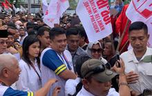 Daftar ke KPU Sumut, Bobby Naik Motor Listrik Berboncengan dengan Kahiyang