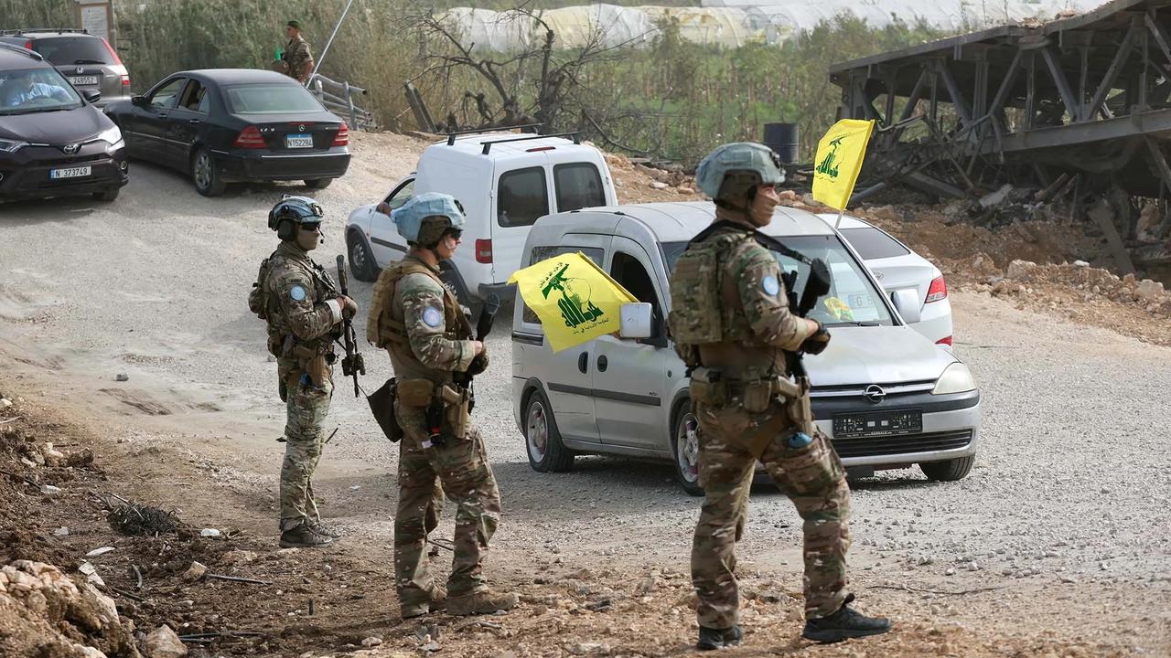 FOTO: Patroli Pasukan UNIFIL  di Tengah Kepulangan Warga Lebanon Selatan