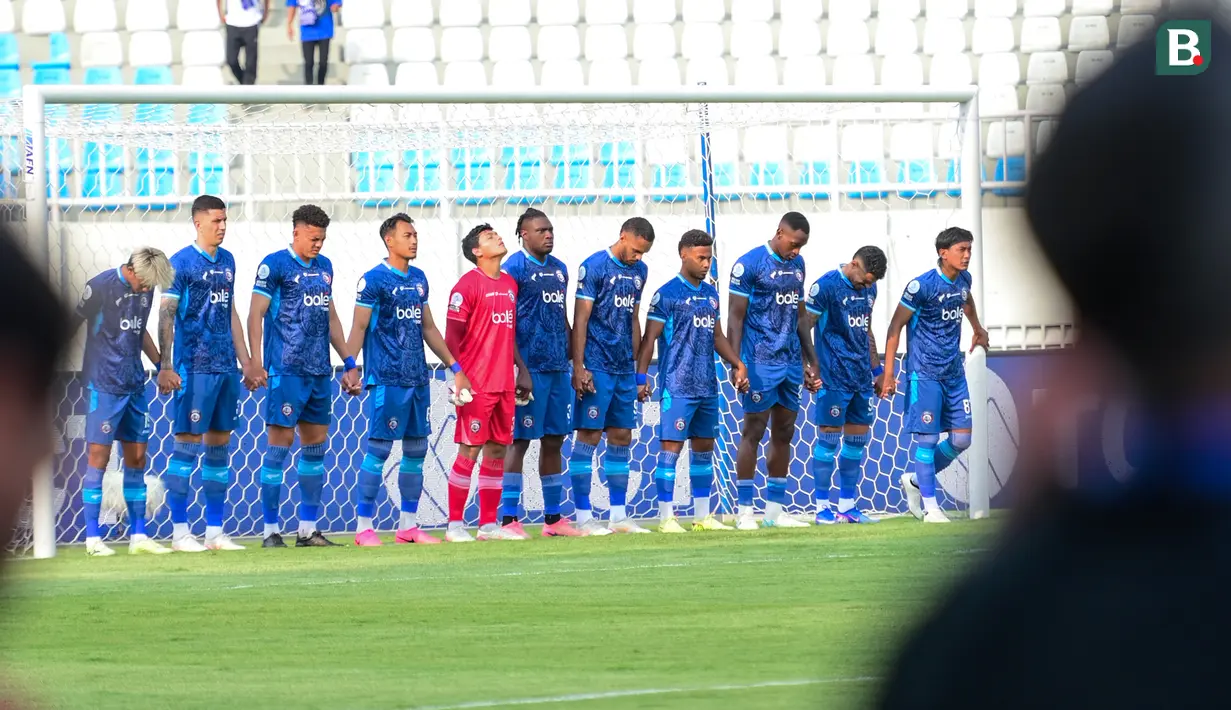 Para pemain Arema FC berdoa bersama di bawah gawang sebelum menghadapi Bhayangkara Presisi Lampung FC dalam lanjutan BRI Super League 2026/2027 di Stadion Kanjuruhan, Malang, Sabtu (10/10/2026). Ritual tersebut dilakukan sebagai bentuk doa dan harapan tim Singo Edan sebelum menjalani pertandingan yang berakhir imbang 2-2 setelah Arema bangkit dari ketertinggalan dua gol. (Bola.com/Iwan Setiawan)