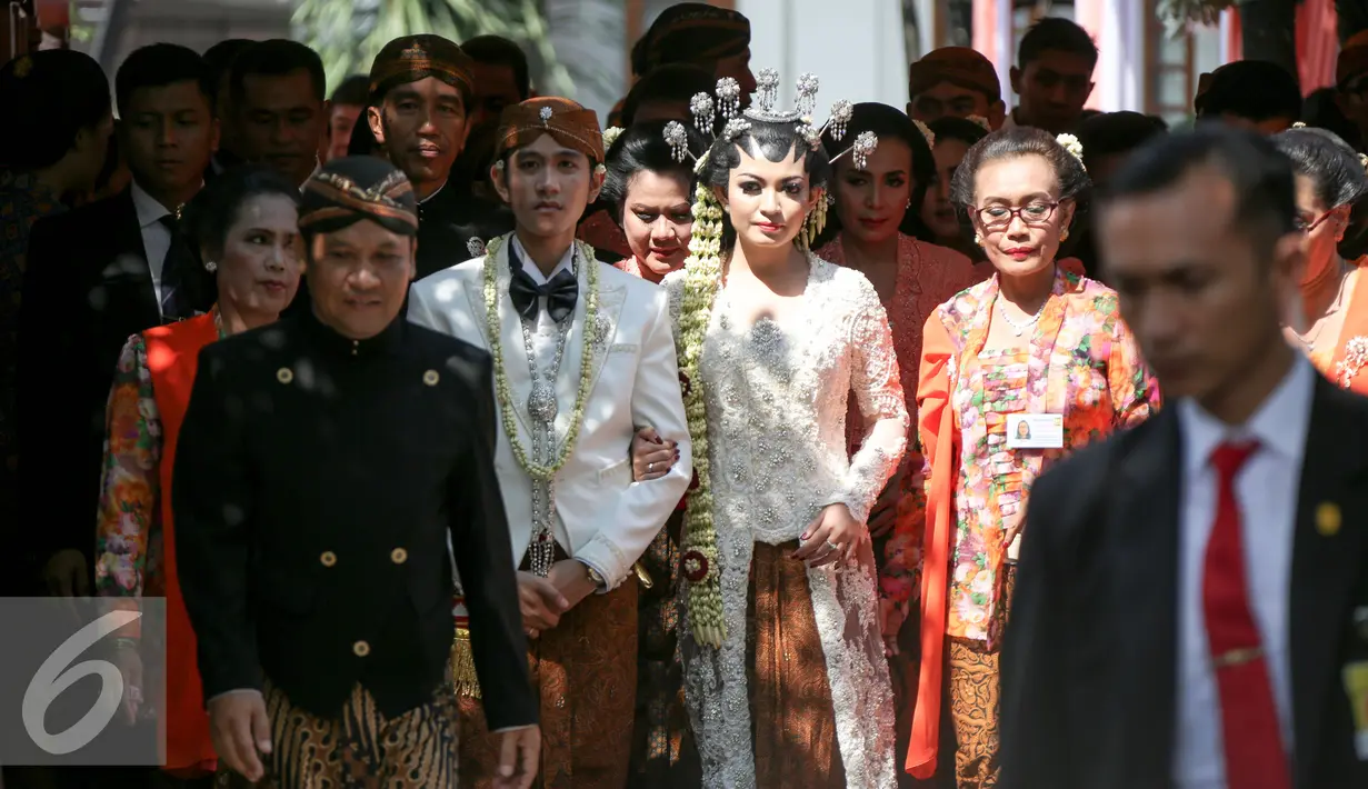 Pasangan pengantin Gibran-Selvi ditemani Bapak Joko Widodo dan Ibu Iriana menuju kereta kuda usai resepsi pernikahan di Gedung Graha Saba Buana, Solo, Jawa Tengah, Kamis (11/6/2015). (Liputan6.com/Faizal Fanani)