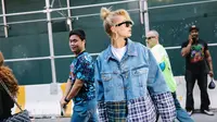 Jaket denim yang sangat kasual bisa terlihat jauh lebih fashionable dan glamor. Bagaimana caranya? (Foto: Fimela.com)