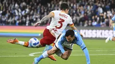 Penyerang Napoli Hirving Lozano berebut bola dengan bek AS Roma Roger Ibanez dalam giornata ke-33 Liga Italia di Stadio Diego Armando Maradona, Selasa (19/4/2022) dini hari WIB. Laga Napoli kontra AS Roma berakhir imbang 1-1. (Alfredo Falcone/LaPresse via AP)