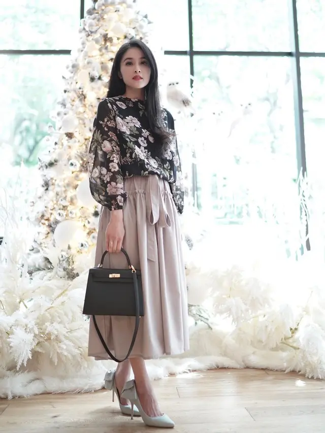 Gaya Sandra Dewi jelang Natal 2021 (Foto: Instagram/@sandradewi88)