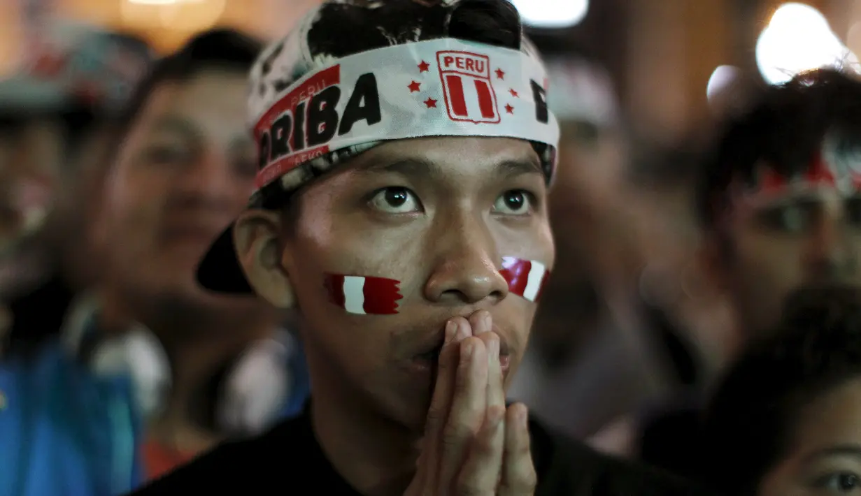 Ekspresi suporter Peru saat menyaksikan pertandingan perempat final Peru melawan Bolivia di Copa America 2015 di pusat kota Lima, Peru, (26/6/2015) dini hari. Peru melangkah ke semifinal usai mengalahkan Bolivia 3-1. (REUTERS/Janine Costa)