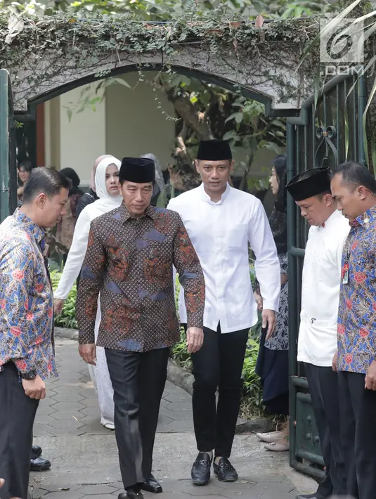 Presiden Joko Widodo (Jokowi) disambut putra sulung Presiden ke-6 Susilo Bambang Yudhoyono, Agus Harimurti saat melayat almarhumah Siti Habibah di Puri Cikeas, Bogor, Sabtu (31/8/2019). Ibunda SBY meninggal pada usia 87 tahun di RS Mitra Keluarga Cibubur. (Liputan6.com/Herman Zakharia)
