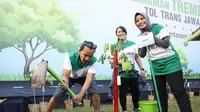 Band Kotak melakukan aksi menanam pohon di Ngawi