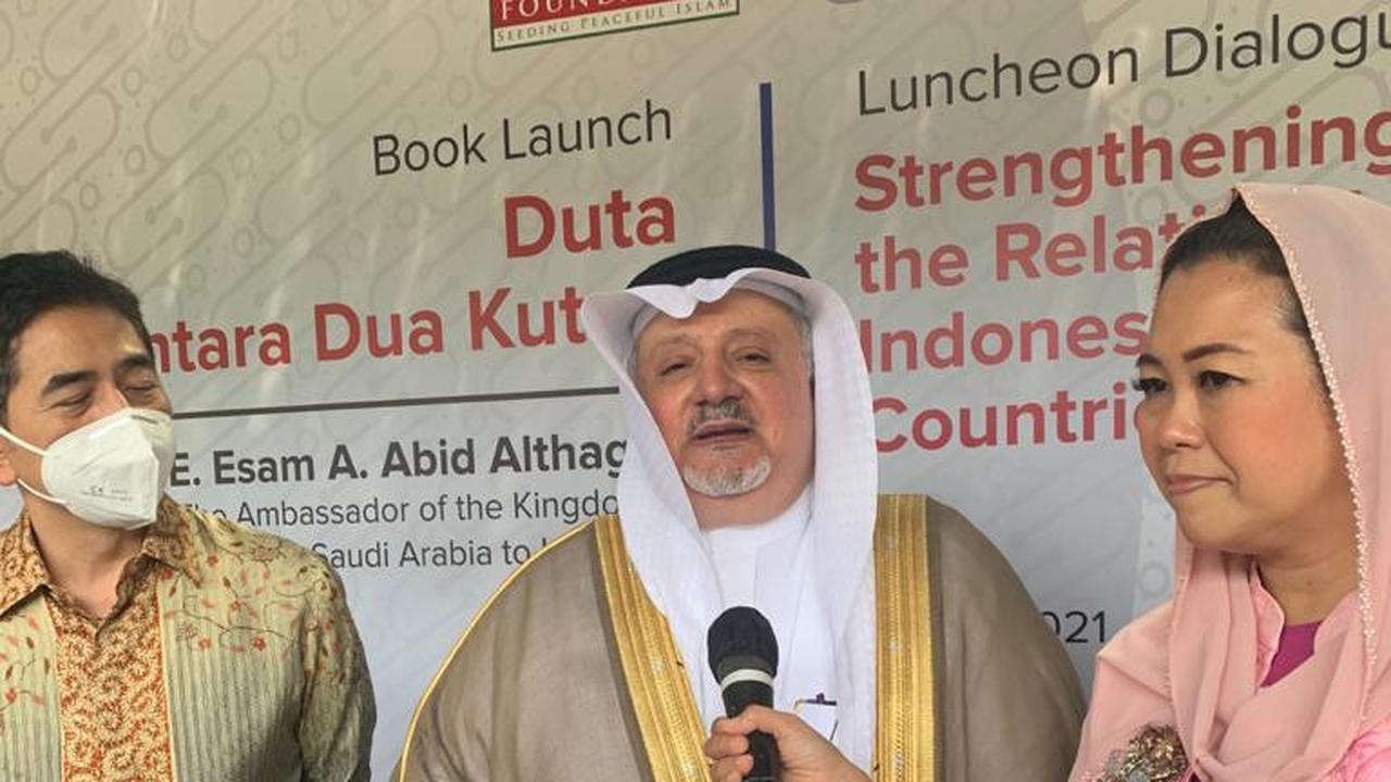 Duta Besar Arab Saudi untuk Indonesia, Esam A. Abid Althagafi (tengah), Yenny Wahid (kanan) dan Presdir Indika Energy Arsjad Rasjid (kiri) dalam acara peluncuran buku berjudul 'Duta antara Dua Kutub' di Plataran Hutan Kota, Kamis (8/4/2021).