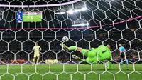 Kiper Portugal 01, Diogo Costa (kanan), menggagalkan tendangan penalti dari penyerang Spanyol #07, Alvaro Morata (kiri), selama pertandingan final UEFA Nations League antara Portugal dan Spanyol di Munich, Jerman selatan pada 8 Juni 2025. (Tobias SCHWARZ/AFP)