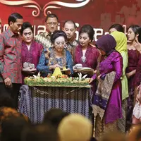 Pendiri PT Mustika Ratu Tbk, Mooryati Soedibyo (tengah) memotong tumpeng saat perayaan ulang tahunnya yang ke 90 di kawasan Gatot Subroto, Jakarta, Jumat (5/1). (Liputan6.com/Herman Zakharia)