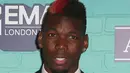 Gelandang MU, Paul Pogba berpose di atas karpet merah saat menghadiri MTV Europe Music Awards (EMA) 2017 di Wembley Arena di London, Inggris (12/11). Paul Pogba tampil keren dengan jas dan rambut di cat merah. (AFP Photo/Daniel Leal-Olivas)