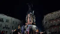 Orang-orang mulai memindahkan monumen untuk Catherine II yang juga dikenal sebagai "Monumen Pendiri Odesa" di Odesa, Ukraina, 29 Desember 2022. Keputusan untuk membongkar monumen yang terdiri dari patung Permaisuri Rusia Catherine II dan rekannya dibuat baru-baru ini oleh penduduk Odesa melalui pemungutan suara elektronik. (AP Photo/LIBKOS)
