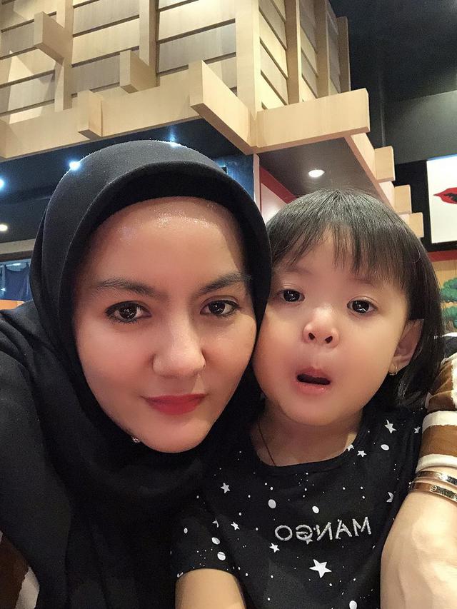 7 Potret Istri Kedua Aziz Gagap, Punya Gaya Modis dan Akrab dengan Istri Pertama