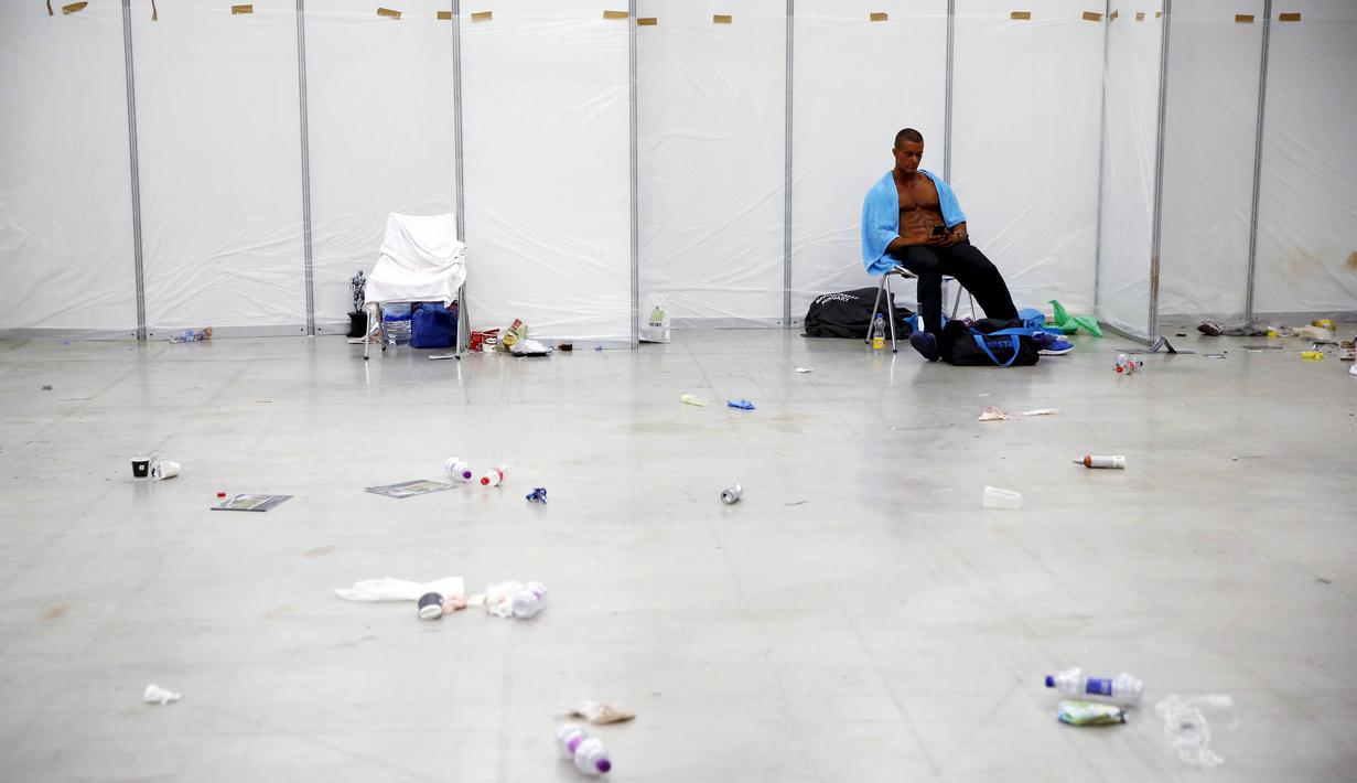 Seorang binaragawan beristirahat usai mengikuti Arnold Classic Europe di Madrid, Spanyol, Jumat (25/9/2015). (Reuters/Susana Vera)