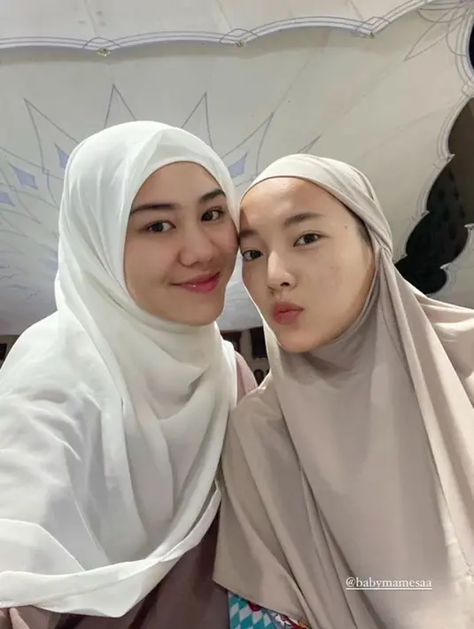 Potret lain memperlihatkan Aaliyah tampil memesona dengan wajah polos tanpa makeup. Well, bagaimana menurutmu, Sahabat Fimela?  [@aaliyah.massaid]