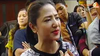 Isu Dewi Perssik Berkelahi Dipenjara, Pengacara Panas Dingin