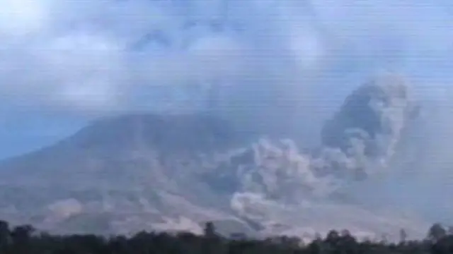 [VIDEO] Gunung Sinabung Kembali Keluarkan Awan Panas