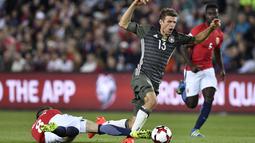 Thomas Muller (kanan) berusaha melewati hadangan pemain Norwegia, Stefan Johansen pada kualifikasi piala Dunia 2018 di Stadion Ullevaal, Oslo (5/9/2016) dini hari WIB. (AFP/ John Macdougall)