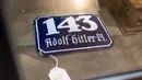 Pelat bertuliskan '143 Adolf-Hitler-Pl' ditampilkan sebelum lelang memorabilia Nazi di Grasbrunn, Jerman, Rabu (20/11/2019). Lelang digelar di tengah protes warga Jerman dan internasional. (Matthias Balk/dpa/AFP)