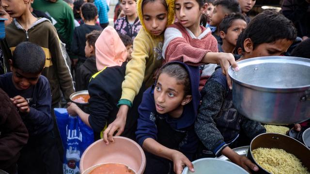 Potret Anak-anak Berebut Pembagian Makanan untuk Berbuka Puasa di Kamp Nuseirat Gaza