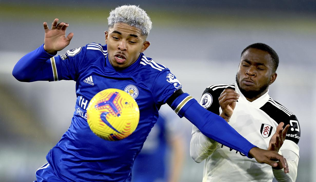 Bek Leicester City, Wesley Fofana berebut bola dengan penyerang Fulham, Ademola Lookman pada pekan 10 Liga Inggris 2020-2021 di Stadion King Power, Selasa (1/12/2020) dini hari WIB. Leicester City takluk 1-2 dari tamunya Fulham. (Michael Regan/Pool Photo via AP)
