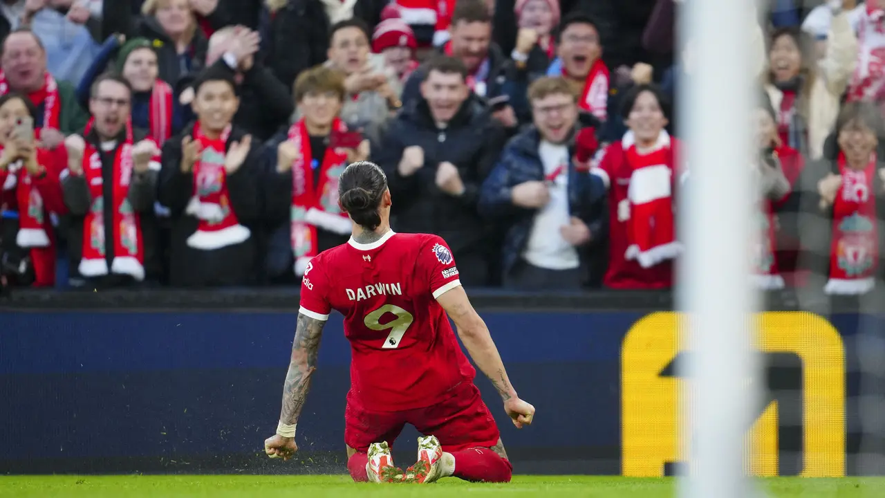 Foto: Aksi Cetak Gol Sulit ala Darwin Nunez saat Liverpool Tumbangkan Burnley di Liga Inggris