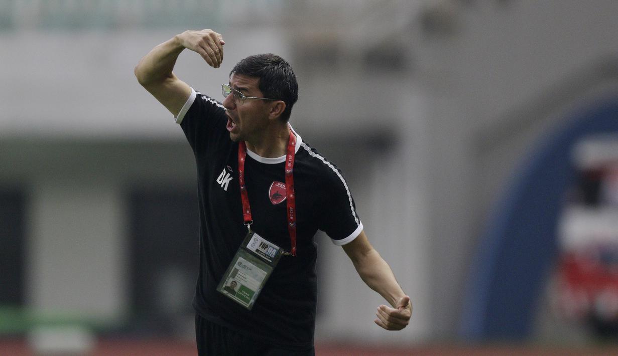 Pelatih PSM Makassar, Darije Kalezic, memberikan arahan kepada anak asuhnya saat melawan Home United pada laga Piala AFC 2019 di Stadion Pakansari, Jawa Barat, Selasa (30/4). PSM menang 3-2 atas Home United. (Bola.com/Yoppy Renato)