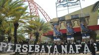 Bonek 1927, suporter klub sepak bola Persebaya Surabaya, membentangkan spanduk dukungan saat berlangsungnya KLB PSSI di Ancol, Jakarta, Rabu (3/8). Para Bonek menuntut tim kesayangannya untuk bisa tampil dikompetisi resmi. (Liputan6.com/Gempur M Suray)