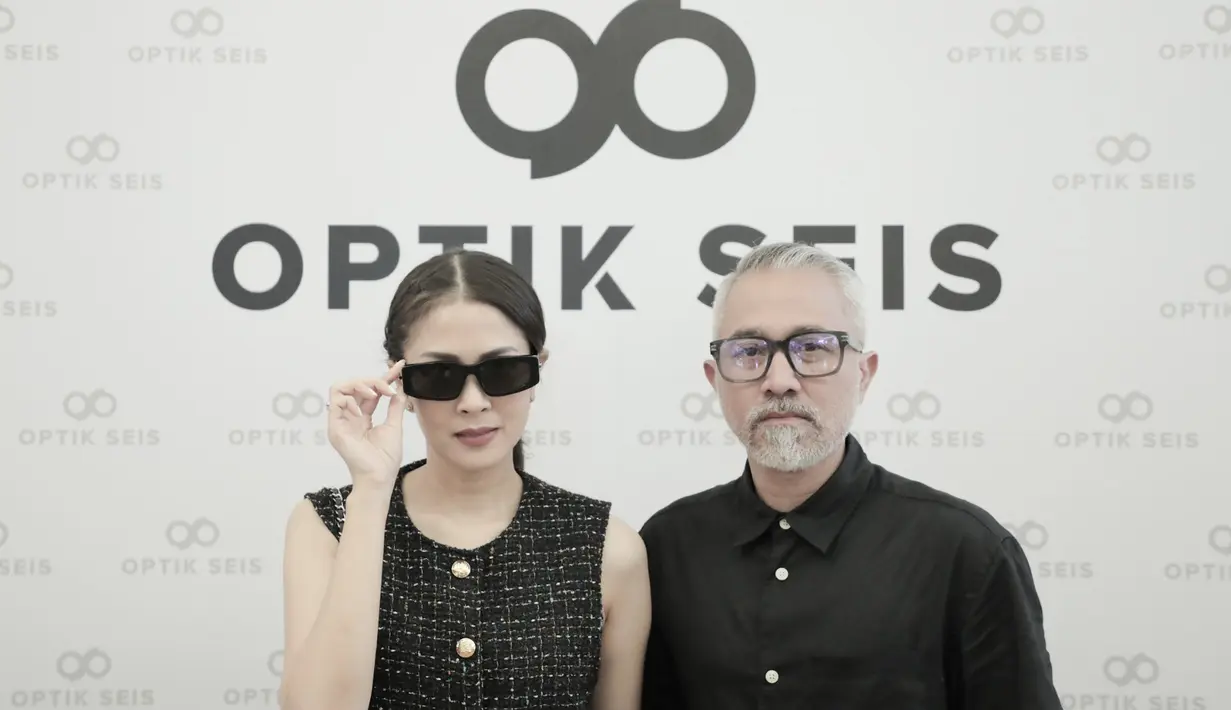 Desain sophisticated dihadirkan untuk koleksi eyewear yang bisa digunakan oleh laki-laki dan perempuan. [Foto: BVLGARI/ Optik Seis]