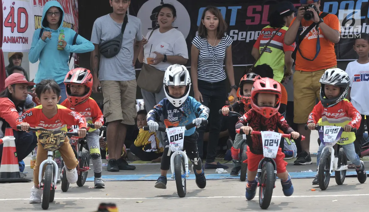 Pembalap balita mengikuti kejuaraan sepeda kategori Push Bike dalam BMX Bearco Fest 2019 di Jakarta International BMX Track, Minggu (25/8/2019). Kejuaraan yang pesertanya menggunakan sepeda keseimbangan tersebut diikuti 105 anak dari berbagai daerah. (merdeka.com/Iqbal Nugroho)