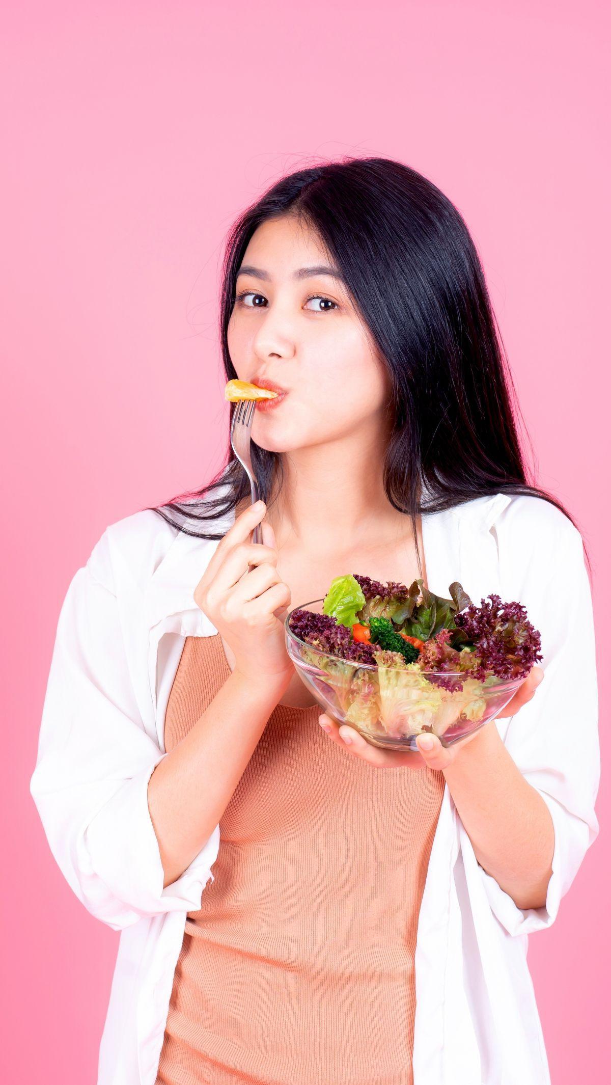 Dengan mengonsumsi buah-buahan secara teratur, Anda dapat memastikan bahwa tubuh mendapatkan semua nutrisi yang diperlukan untuk menjalani puasa dengan sehat dan nyaman.