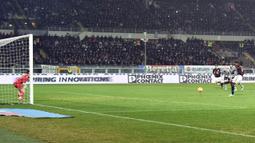 Pemain AC Milan, Mario Balotelli, saat mencetak gol tunggal AC Milan ke gawang Alessandria melalui penalti di menit ke-42 dalam leg pertama semifinal Coppa Italia di Stadion Olimpico, Roma, Rabu (27/1/2016) dini hari WIB. (EPA/Andrea Di Marco) 