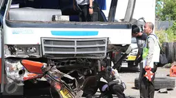Technical Analysis Accident (TAA) Korlantas Polri mengecek kondisi bus Rukun Sayur di kantor Jasa Marga Palikanci, Jawa Barat, Rabu (15/7/2015). Bus menabrak pembatas tol dan tiang jembatan penyeberangan jalan. (Liputan6.com/Herman Zakharia)