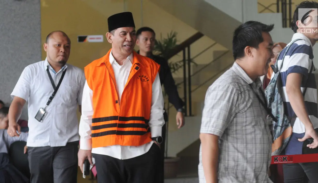 Bupati Hulu Sunga Tengah Kalsel nonaktif, Abdul Latif bersiap menjalani pemeriksaan penyidik di gedung KPK, Jakarta, Kamis (29/3). Abdul Latif diperiksa kasus dugaan menerima suap pembangunan Rumah Sakit Umum Daerah Damanhuri. (Merdeka.com/Dwi Narwoko)