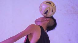 Freestyler, Mathias Andriyadi memainkan bola dengan kepala pada final Indonesia Freestyle Football Championship 2015 di Mall Pluit Village, Jakarta, Sabtu (14/11/2015). (Bola.com/Vitalis Yogi Trisna)