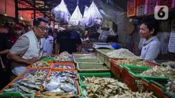 Hari ini, Kamis (24/10/2024), Ridwan Kamil berkampanye sambil blusukan di Pasar Kebayoran Lama, Jakarta. (Liputan6.com/Angga Yuniar)