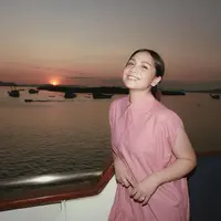 Nagita Slavina baru-baru ini menghadiri perayaan ulang tahun sahabatnya, MUA Marlene Hariman yang dirayakan di Kapal Pesiar mewah. [@raffinagita1717].