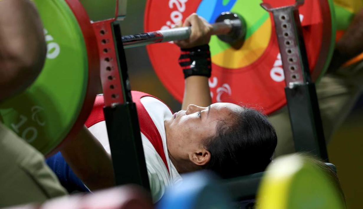 Atlet angkat berat, Ni Nengah Widiasih, saat beraksi di kelas -42 kg putri pada ajang Paralimpiade Rio 2016 di Pavilion 2 Rio Centro, Brasil, Jumat (9/9/2016) dini hari WIB. (Reuters/Ueslei Marcelino)