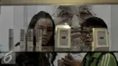 Pengunjung mengamati sejumlah alat kecantikan saat digelarnya pameran alat kecantikan di Jakarta Convention Center (JCC), Jakarta, Sabtu (17/10). Acara akan berlangsung hingga 17 Oktober 2015. (Liputan6/Johan Tallo)