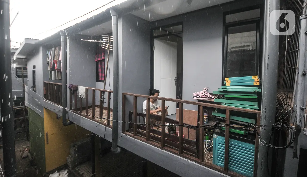 Aktivitas warga saat kembali menempati rumah saat proyek 'rumah panggung' hampir rampung di Kebon Pala, Kelurahan Kampung Melayu, Jakarta Timur, Rabu (2/6/2021).  Sebagian warga sudah mulai kembali menempati rumah panggung yang berada di RT 13 RW 04 Kebon Pala tersebut. (merdeka.com/Iqbal S Nugroho)