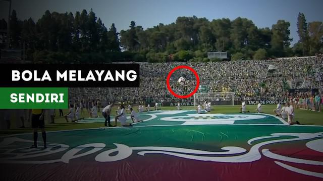 Sebuah bola melayang sendiri jelang final Piala Portugal antara Deportivo Aves menghadapi Sporting Lisbon.