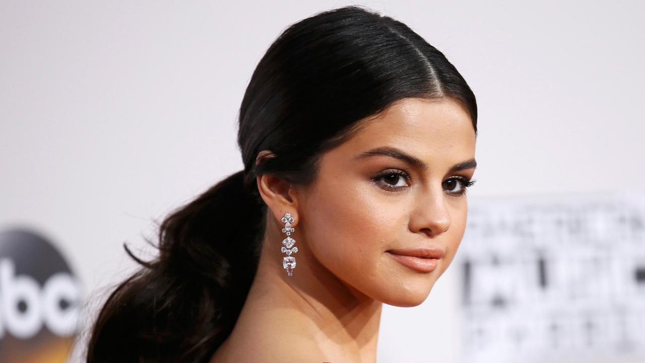 20161120-Selena Gomez Tampil Mengejutkan di Karpet Merah-Los Angeles