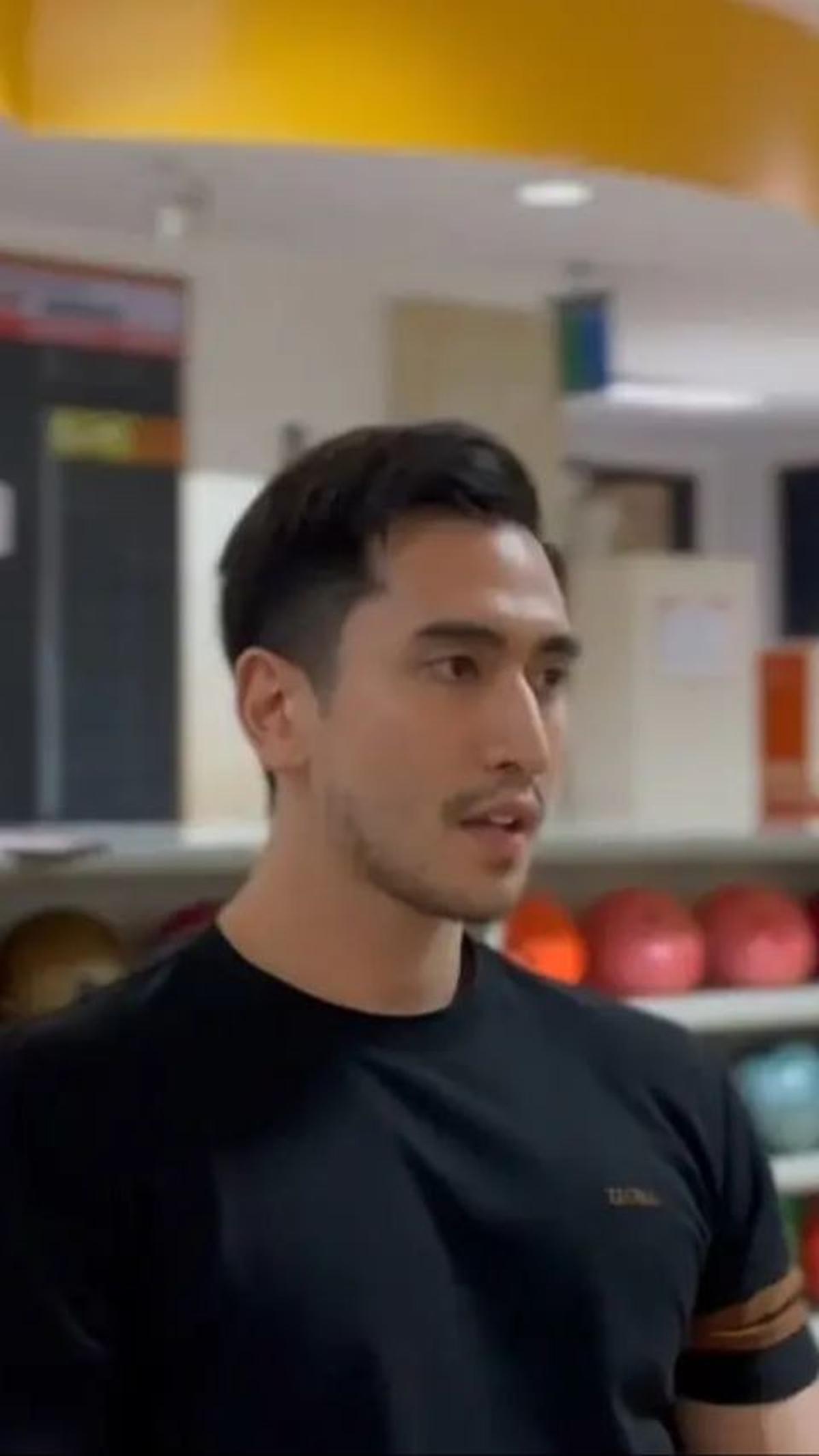 Penampilan baru Verrell dengan kumis dan janggut tipis membuatnya terlihat lebih dewasa.