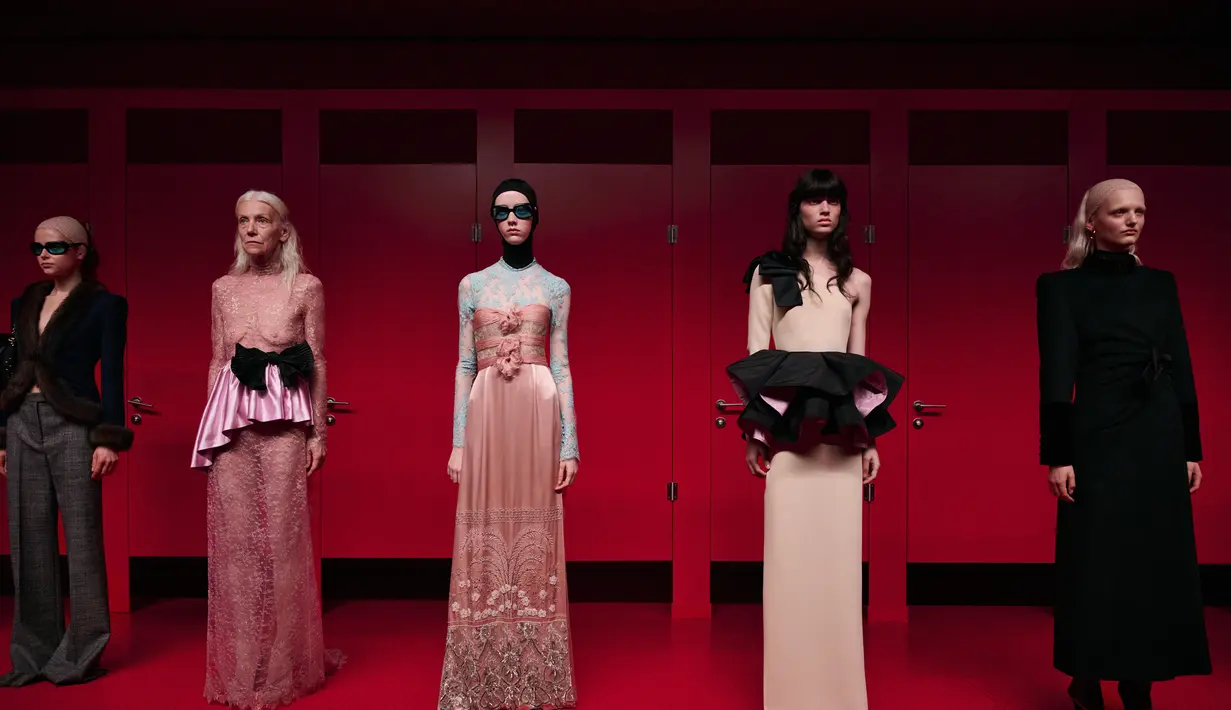 Paris Fashion Week 2025 menjadi saksi bisu dari debut yang sangat dinantikan: koleksi pertama Alessandro Michele untuk rumah mode ikonis, Valentino. Bertajuk "Le Méta-Théâtre Des Intimités. (Foto: Valentino)