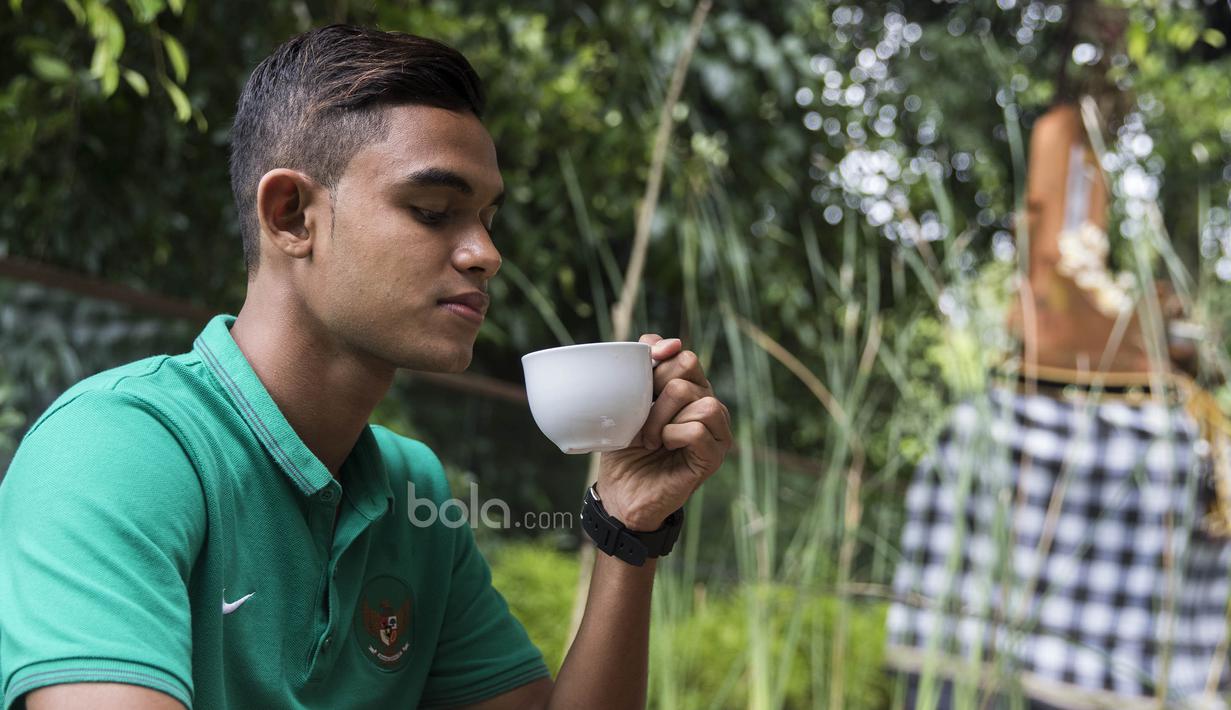 Gelandang Timnas Indonesia U-22, Miftahul Hamdi, menikmati aroma teh di Hotel Sthala, Bali, Sabtu (8/7/2017). Pemain Bali United ini sedang mengikuti pemusatan latihan jelang SEA Games. (Bola.com/Vitalis Yogi Trisna)