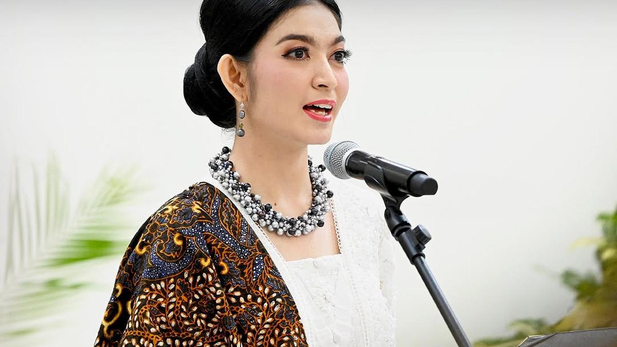6 Potret Detail Selvi Ananda Kenakan Kebaya Putih di Pelantikan Dekranas, Tampil Anggun dengan Aksesori Mutiara