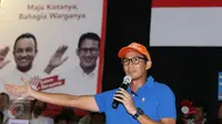 Cawagub DKI Jakarta, Sandiaga S Uno saat melakukan tatap muka dan tanya jawab dengan pemuda di GOR Jakarta Timur, Rabu (4/1). Anies Sandi memaparkan rencana pembangunan beberapa sarana olahraga. (Liputan6.com/Helmi Fithriansyah)