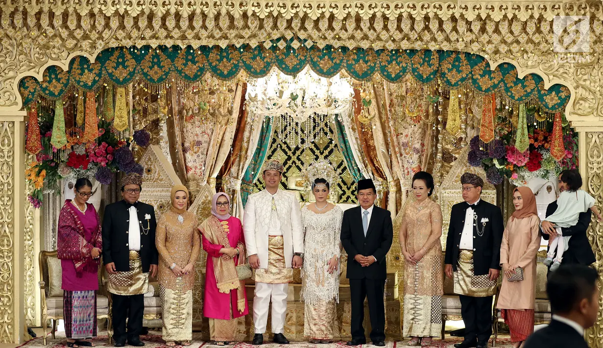 Wakil Presiden Jusuf Kalla (JK) didampingi istrinya, Mufidah Kalla berfoto bersama pada pernikahan putri Ketua DPD, Oesman Sapta Odang di kawasan Kuningan, Jakarta, Jumat (8/9). (Liputan6.com/Johan Tallo)