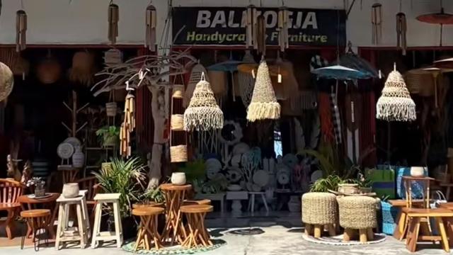 Kerajinan di Desa Wisata Kasongan