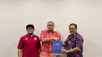 Penasihat klub Semen Padang FC dan anggota DPR RI&nbsp;Andre Rosiade resmi mendaftarkan diri sebagai Wakil Ketua Umum PSSI.&nbsp;Berkas pencalonan&nbsp;diterima Komite Pemilihan PSSI Ismu Puruhito di Kantor PSSI, GBK Arena, Jakarta, Senin, 16 Januari 2023. (foto: istimewa)